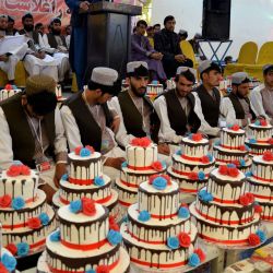 Novios afganos asisten a su ceremonia de boda masiva en un salón en Kandahar. | Foto:Sanaullah Seiam / AFP