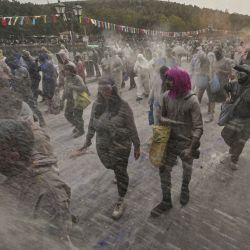 Personas participan en una tradicional "Guerra de harina" en la ciudad de Galaxidi, en el centro de Grecia. | Foto:LOUISA GOULIAMAKI / AFP
