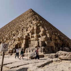 Turistas visitan la Gran Pirámide de Khufu (Keops) en la necrópolis de las Pirámides de Guiza, en las afueras del suroeste de El Cairo. | Foto:KHALED DESOUKI / AFP