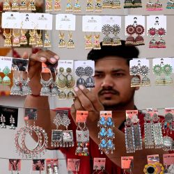 Un expositor arregla los productos para su exhibición en la 'Feria Nacional de Artesanía' en Amritsar, India. | Foto:Narinder Nanu / AFP