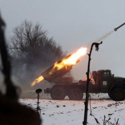 Un lanzacohetes múltiple BM-21 Grad dispara hacia posiciones rusas en la línea del frente, en el sureste de la región de Kharkiv, en medio de la invasión rusa de Ucrania. | Foto:Anatolii Stepanov / AFP