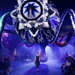 Una modelo presenta una creación de la colección Christian Dior Womenswear Otoño-Invierno 2023-2024 durante la Semana de la Moda de París. | Foto:GEOFFROY VAN DER HASSELT / AFP