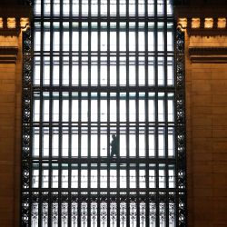 Una persona camina por las pasarelas de los grandes ventanales arqueados de la Grand Central Terminal de Nueva York. | Foto:TIMOTHY A. CLARY / AFP