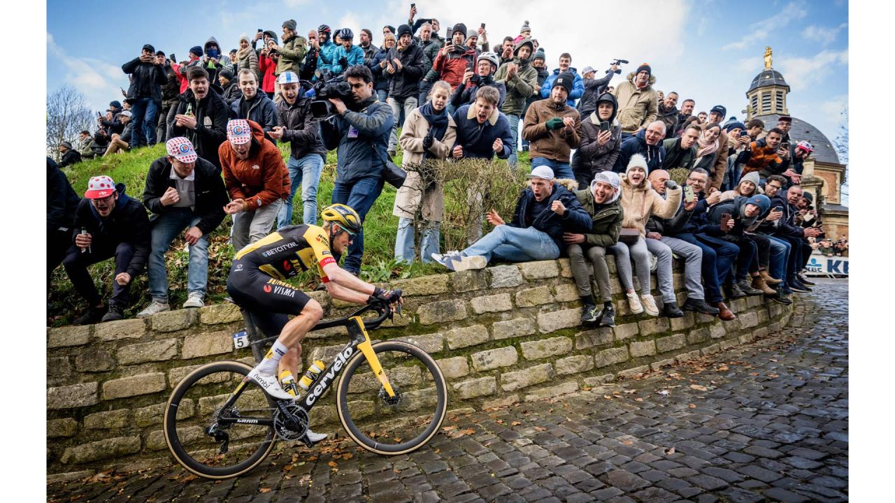 El ciclista holandés Dylan Van Baarle, compite en la 78ª edición de la carrera ciclista masculina de un día Omloop Het Nieuwsblad, 207,3 km de Gante a Ninove, en Bélgica. | Foto:JASPER JACOBS / Belga / AFP
