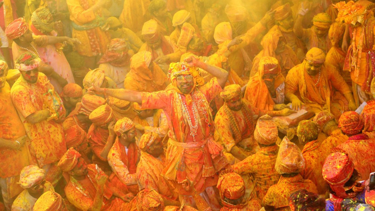 En esta fotografía devotos se embadurnan de colores mientras celebran el festival hindú de primavera de Holi en el templo de Shreeji en Barsana, distrito de Mathura, India. | Foto:AFP