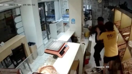 Impresionante video: una panadera se defendió con un cuchillo de un ladrón armado
