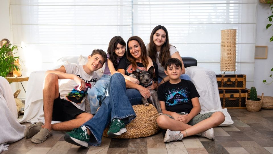 Paola Bianco junto a sus hijos Federico, Rocío, Martina y Guillermo.