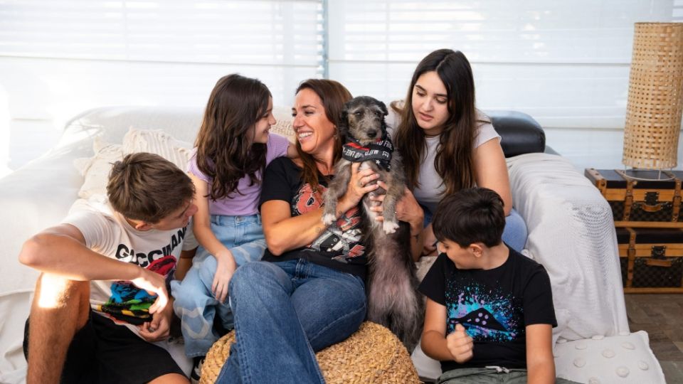 Paola Bianco junto a sus hijos Federico, Rocío, Martina y Guillermo.