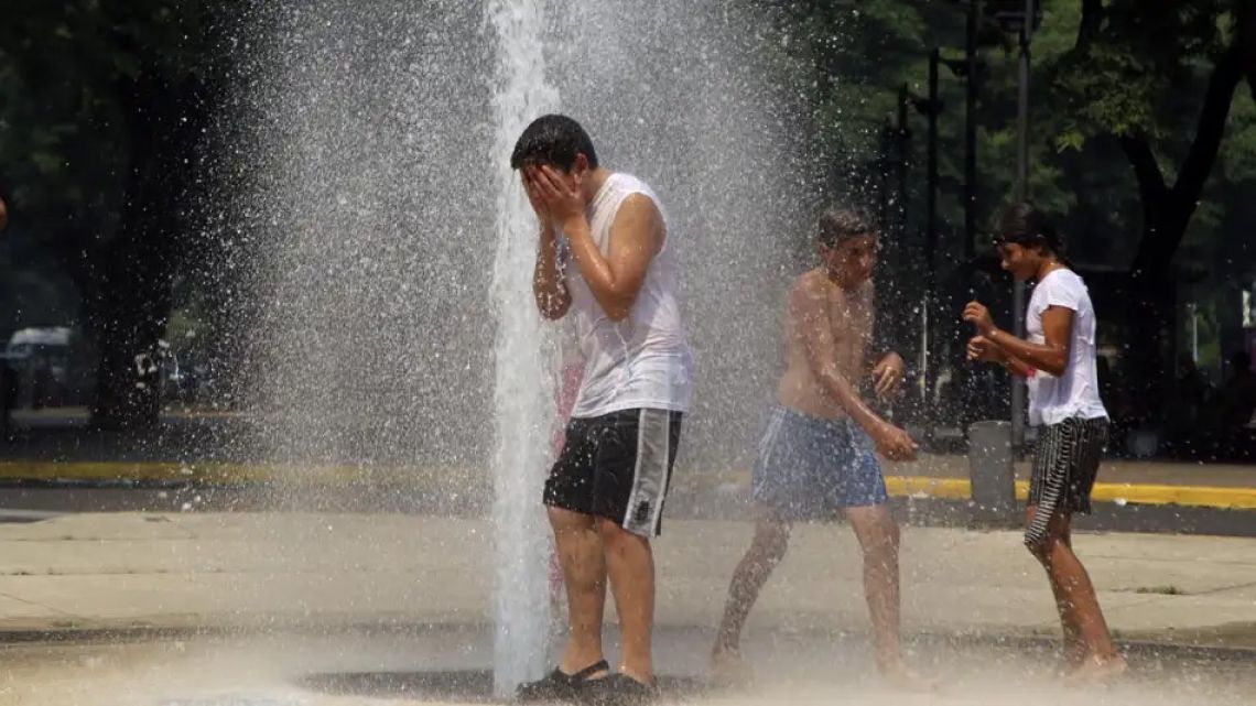 Another heat wave in Buenos Aires shortly before the start of autumn.