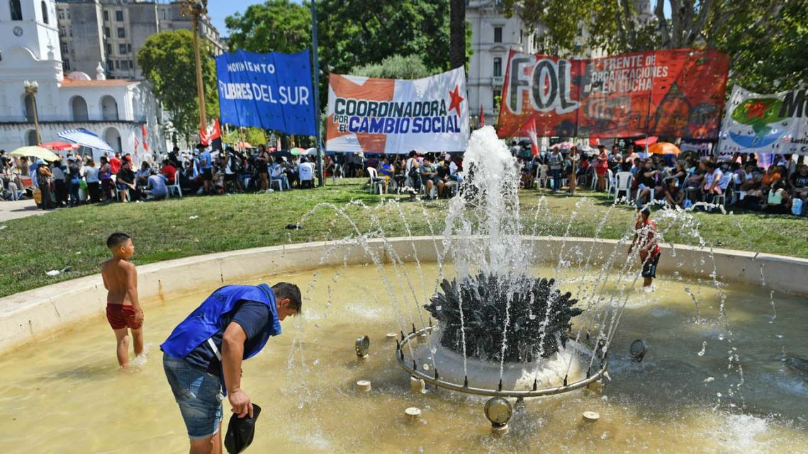 Los piqueteros vuelven a los cortes y arman una marcha