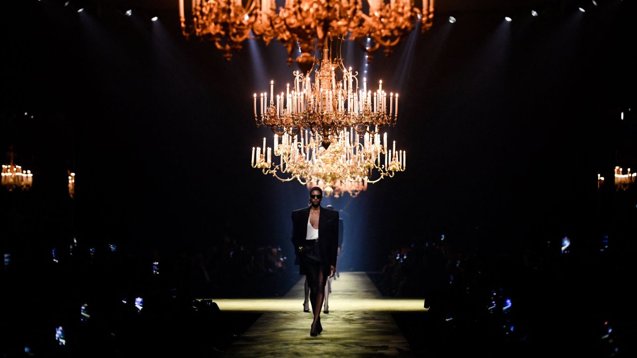 Una modelo presenta una creación de la colección Saint Laurent Womenswear Otoño-Invierno 2023-2024 durante la Semana de la Moda de París. | Foto:JULIEN DE ROSA / AFP