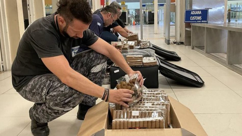 Los agentes de Aduana, revisando los miles de habanos que un viajero quería ingresar al país sin declarar.