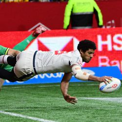 El estadounidense Malacchi Esdale marca un try durante el partido del torneo HSBC Rugby Sevens contra Irlanda en el BC Place de Vancouver, Canadá. | Foto:Don MacKinnon / AFP