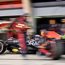 El piloto holandés de Red Bull Racing, Max Verstappen, sale de boxes durante el Gran Premio de Baréin de Fórmula Uno en el Circuito Internacional de Baréin en Sakhir. | Foto:ANDREJ ISAKOVIC / POOL / AFP