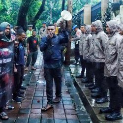 Estudiantes de la provincia de Papúa participan en una concentración frente a la oficina de la Comisión Nacional de Derechos Humanos de Indonesia en Yakarta contra la reciente violencia que tuvo lugar en la provincia de Papúa en febrero de 2023. | Foto:AZWAR IPANK / AFP