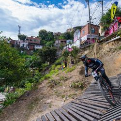 La pole positios de la carrera de MTB Cerro Abajo, que se hizo en la Comuna 13 de Medellín, fue para los colombianos.