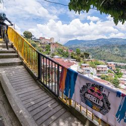 La pole position de la carrera de MTB Cerro Abajo, que se hizo en la Comuna 13 de Medellín, fue para los colombianos.