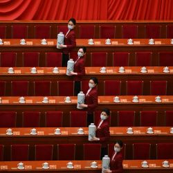 Asistentes sirven té para la ceremonia de apertura de la Conferencia Consultiva Política del Pueblo Chino (CCPPC) en el Gran Salón del Pueblo en Pekín. | Foto:NOEL CELIS / AFP