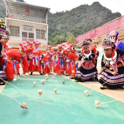 Mujeres participan en una competencia de trompo giratorio para celebrar el próximo Día Internacional de la Mujer, en la aldea de Renliang del distrito autónomo de Dahua Yao, en el sur de China. | Foto:Xinhua/Huang Xiaobang