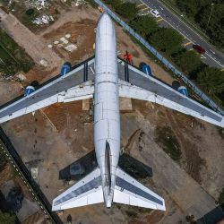 Una vista aérea muestra un avión fuera de servicio en un sitio de construcción, ya que se está convirtiendo en una atracción turística cerca de un parque temático en Alor Gajah, estado de Malaca de Malasia. | Foto:MOHD RASFAN / AFP