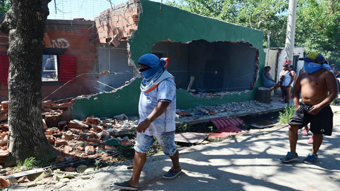 «Ya está todo tranquilo», dijo Aníbal Fernández luego de que vecinos quemaran la casa de un presunto narco