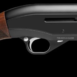 Una escopeta ideal para quienes se inician en la caza deportiva y el tiro al plato. También para los más expertos como una noble arma de reemplazo. 