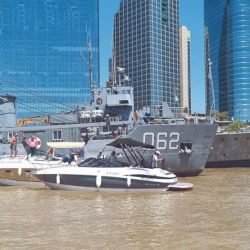 El Yacht Club Puerto Madero nos dio amarras de cortesía y, tras efectuar las maniobras correspondientes, cada capitán asentó el ingreso ante las autoridades.