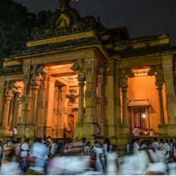 Devotos budistas se reúnen para ofrecer oraciones durante Poya un festival religioso para marcar la luna llena, en el templo budista de Kelaniya en Kelaniya, Sri Lanka. | Foto:ISHARA S. KODIKARA / AFP