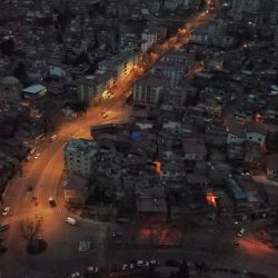 Una vista aérea muestra una carretera principal iluminada y calles a oscuras en Kahramanmaras, un mes después de que un fuerte terremoto sacudiera el sureste de Turquía. | Foto:Eylul Yasar / AFP