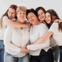 La importancia de la sororidad: cómo las mujeres pueden unirse y apoyarse mutuamente en la lucha por la igualdad de género