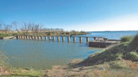 Pesquero Don Eduardo en Guerrero: el efecto de los dragados se pone de manifiesto en las barrancas expuestas y el salto del río.