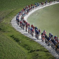 El pelotón pedalea durante la 17ª carrera ciclista clásica de un día 'Strade Bianche' (Carreteras Blancas), 184 km entre Siena y Siena, Toscana. | Foto:MARCO BERTORELLO / AFP