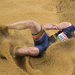El rumano Gabriel Bitan compite en la final masculina de salto de longitud durante los Campeonatos Europeos de Atletismo en Pista Cubierta en el Atakoy Athletics Arena de Estambul. | Foto:YASIN AKGUL / AFP