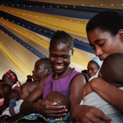 Madres participan en el lanzamiento de la extensión del programa piloto de la primera vacuna contra la malaria del mundo (RTS, S) para niños en riesgo de enfermedad y muerte por malaria dentro de la región endémica de los lagos de Kenia en el Dispensario Kimogoi en Gisambai. | Foto:YASUYOSHI CHIBA / AFP