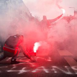 Manifestantes participan en una manifestación en Caen, noroeste de Francia, contra la reforma de las pensiones del presidente francés y su aplazamiento de la edad legal de jubilación de 62 a 64 años. | Foto:LOU BENOIST / AFP