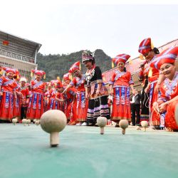 Mujeres participan en una competencia de trompo giratorio para celebrar el Día Internacional de la Mujer, en la aldea de Renliang del distrito autónomo de Dahua Yao, en el sur de China. | Foto:Xinhua/Huang Xiaobang