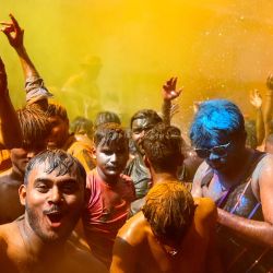 Revoltosos embadurnados de colores bailan mientras celebran Holi, el festival hindú primaveral de los colores, en Prayagraj, India. | Foto:SANJAY KANOJIA / AFP