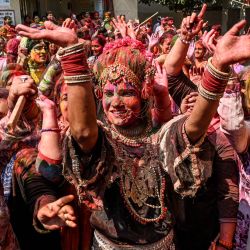 Una artista vestida como la diosa Radha baila junto a devotos durante las celebraciones de Holi, el festival hindú de primavera de los colores, en un templo de Amritsar, India. | Foto:Narinder Nanu / AFP