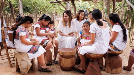 Día Internacional de la Mujer: Angelina Jolie une sus fuerzas con Guerlain para potenciar a las mujeres mayas de Yucatán