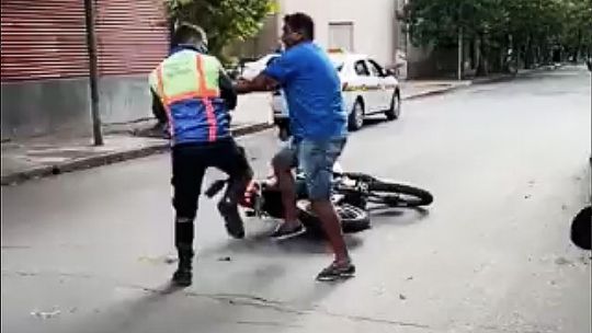Video: inspector de tránsito "boxeador" noqueó a un taxista que no quería recibir una multa