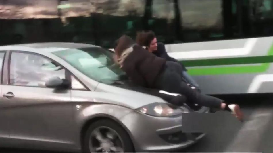 Mujer atropella a los manifestantes
