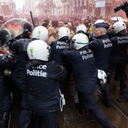 Agentes de la policía antidisturbios chocan con miembros de los cuerpos de bomberos que se manifiestan contra la falta de inversión en personal y equipamiento para los servicios de emergencia como parte de la semana de acciones de protesta en los servicios públicos, en Bruselas. | Foto:BENOIT DOPPAGNE / Belga / AFP