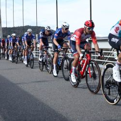 El pelotón de ciclistas pedalea en el puente de carretera de Voulte-sur-Rhone, sureste de Francia, durante la 5ª etapa de la 81ª carrera ciclista París - Niza. | Foto:Anne-Christine Poujoulat / AFP