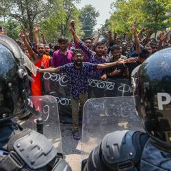 Manifestantes antigubernamentales y estudiantes universitarios gritan consignas mientras participan en una protesta para exigir la liberación de los líderes de la Federación Interuniversitaria de Estudiantes y la crisis económica del país, en Colombo, Sri Lanka. | Foto:ISHARA S. KODIKARA / AFP