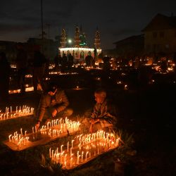 Musulmanes chiíes de Cachemira ofrecen oraciones mientras encienden velas en la tumba de sus familiares para marcar Shab-e-Barat o la noche del perdón en un cementerio en el centro de Srinagar, India. | Foto:TAUSEEF MUSTAFA / AFP