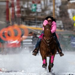 Savannah McCarthy, de 23 años, de Durango, Colorado, corre por la avenida Harrison en su caballo Money durante la 75ª competición anual Leadville Ski Joring en Leadville, Colorado. | Foto:Jason Connolly / AFP
