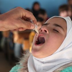 Un médico vacuna contra el cólera a un niño durante una campaña de vacunación en la ciudad de Maaret Misrin, en el norte de la provincia noroccidental de Idlib, controlada por los rebeldes. | Foto:OMAR HAJ KADOUR / AFP