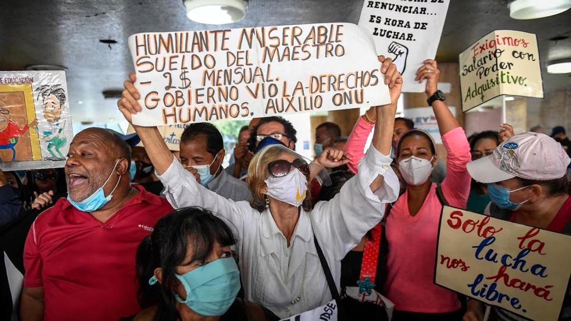 Los docentes venezolanos pasan hambre con un salario de US$20 al mes ...
