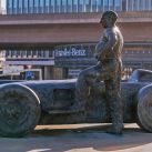 Estatua de Juan Manuel Fangio en el museo de Mercedes-Benz en Alemania