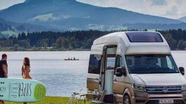 Uno de los desafíos más dificiles para los surfers, más que el que imponen las propias olas, es trasladarse de un lado al otro con sus tablas.